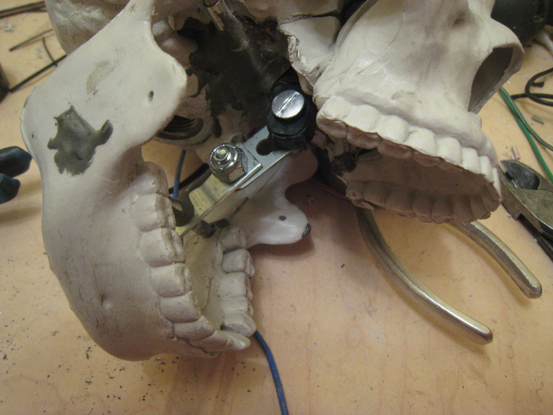 Illustration for article titled Make Your Own Animatronic Screaming Skull Brake Lights With Junkyard Parts!